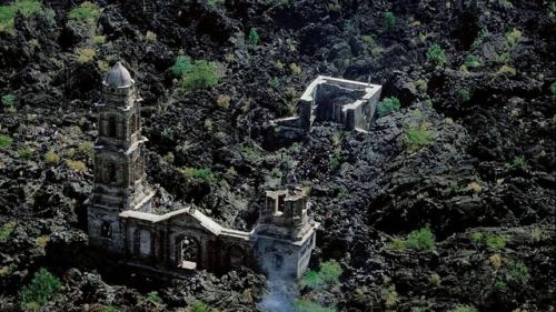 Церковь сан - Хуан - парангарикутиро, расположенная в одноимённом селе, была погребена под лавой вулкана парикутин в 1944 году. 02