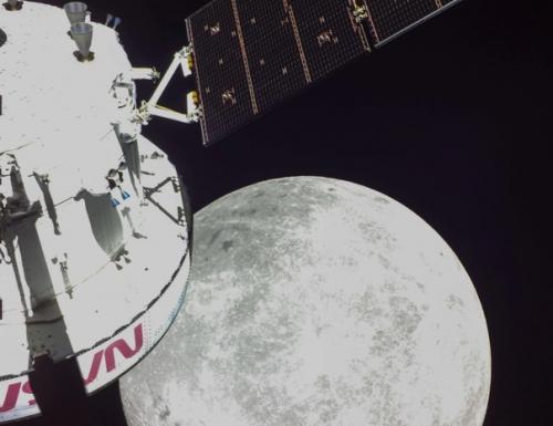 И еще немного фотографий с борта аппарата Orion, который в тестовом режиме долетел до луны. 03