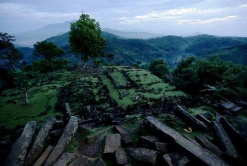 Индонезийская пирамида гунунг - паданг выше египетской в 1, 3 раза, а старше в 5. 01 Индонезийская пирамида гунунг - паданг выше египетской в 1, 3 раза, а старше в 5. 01