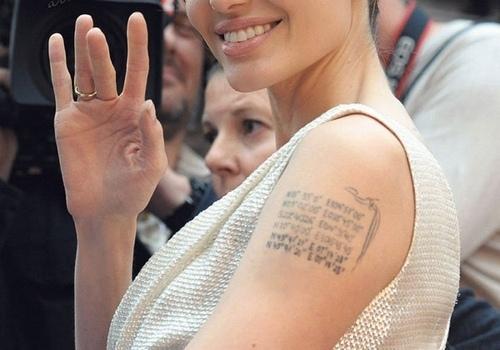 Вы знали, что Тату на левом плече Анджелины Джоли отображает координаты мест, где родились её родные и приёмные дети. 01