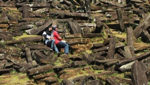 Индонезийская пирамида гунунг - паданг выше египетской в 1, 3 раза, а старше в 5. 03 Индонезийская пирамида гунунг - паданг выше египетской в 1, 3 раза, а старше в 5. 03