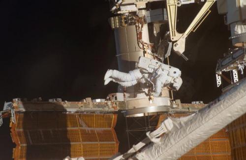 Семь забавных фактов о том, как космонавты выходят в открытый космос. Семь забавных фактов о том, как космонавты выходят в открытый космос.