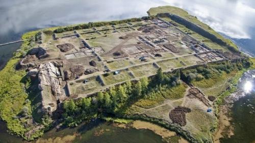 Кто построил крепость пор - бажын посреди озера в Тыве? 04