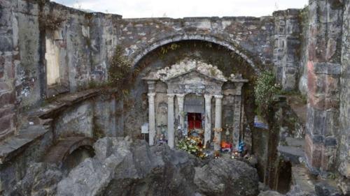 Церковь сан - Хуан - парангарикутиро, расположенная в одноимённом селе, была погребена под лавой вулкана парикутин в 1944 году. 01