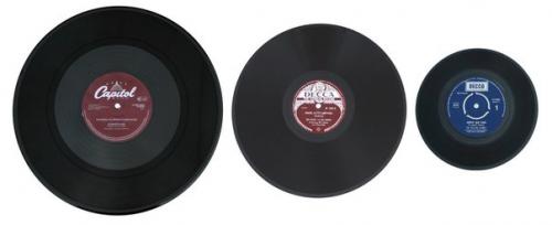 На ранних грампластинках из-за большой толщины дорожки одна сторона вмещала только несколько минут музыки.