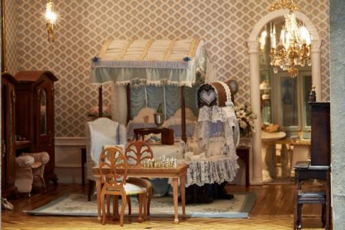 Знаменитый кукольный замок Astolat Dollhouse.
