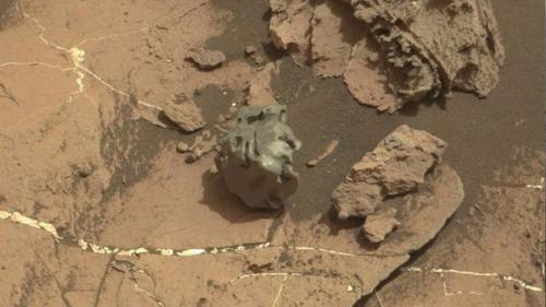 На МАРСЕ обнаружен металлический метеорит необычной формы. 02