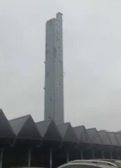 В Подмосковье рабочие сносили горнолыжный комплекс и обрушили его на парковку: около 100 авто получили повреждения.
