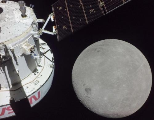 И еще немного фотографий с борта аппарата Orion, который в тестовом режиме долетел до луны. 01