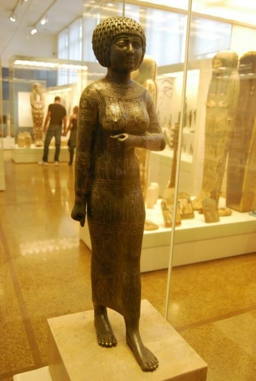 Статуя принцессы такушиты.
