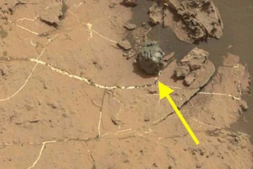 На МАРСЕ обнаружен металлический метеорит необычной формы.