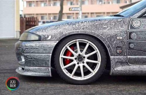 Девушка маркером автомобиль своему парню разрисовала. 02