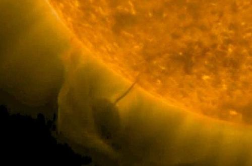 На фотографии солнца найден очередной странный Заправщик. 03 На фотографии солнца найден очередной странный Заправщик. 03