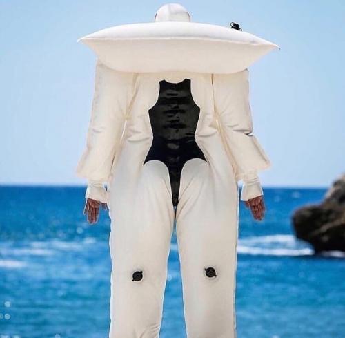 Специальный костюм для людей с аллергией на солнце. 03