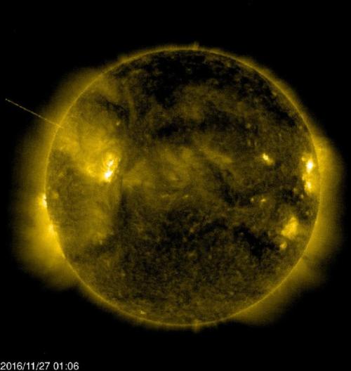 На фотографии солнца найден очередной странный Заправщик. На фотографии солнца найден очередной странный Заправщик.