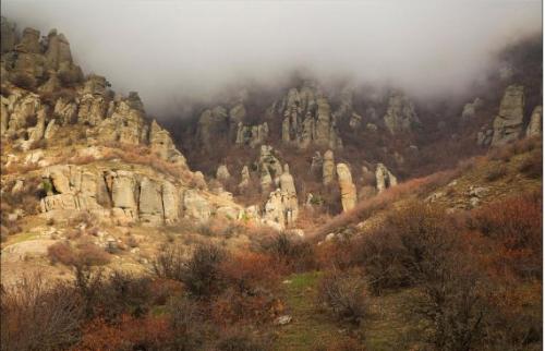 Легенда о долине привидений на горе демерджи неподалёку от алушты. Легенда о долине привидений на горе демерджи неподалёку от алушты.