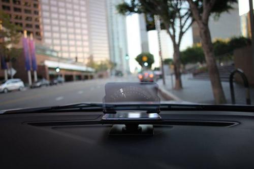 Бюджетный голографический экран для автомобилей разработан.