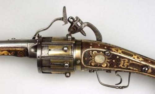 Задолго до появления револьверов кольта, еще в конце 16 века в Европе оружейники начали изготавливать первые револьверы. 04