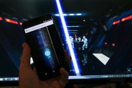 Google выпустила браузерную игру для Chrome, в которой можно использовать смартфон в качестве светового меча. 

