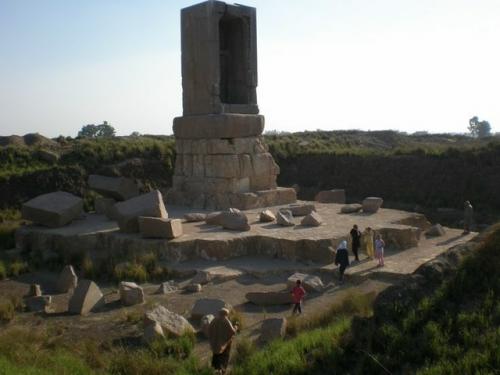 Мегалитический постамент мендеса.
