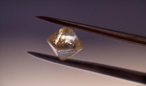 Алмазные батарейки позволят превратить радиоактивные отходы в чистую энергию.

