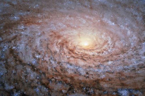 В центре спиральной галактики NGC 3521.