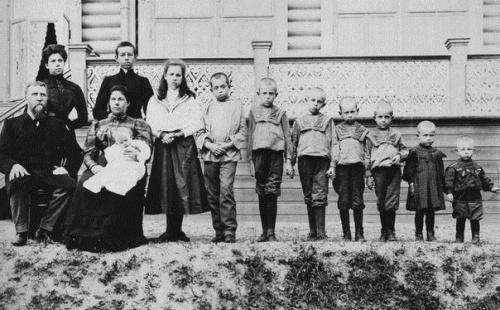 Абсолютный рекорд Гиннеса по деторождению принадлежит русской крестьянке, жившей еще 200 лет назад.