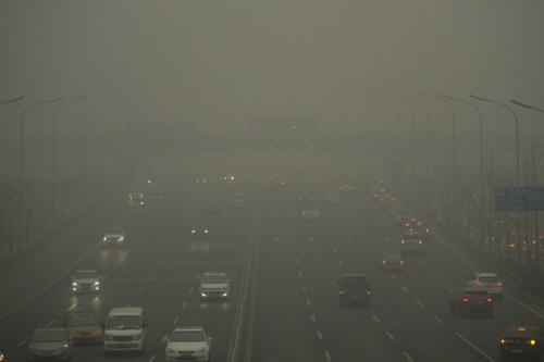 Из-за уровня загрязнения воздуха в Пекине, китайцы начали активно закупать в баллонах свежий воздух из Канады. 03