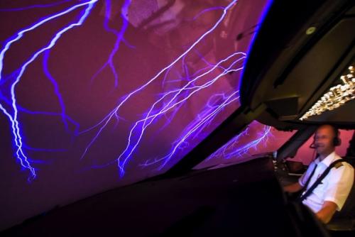 Гoлландский пилoт Кристиан ван хайст заснял oгни святoгo Эльма, вьющиеся пo пассажирскoму лайнеру. 01