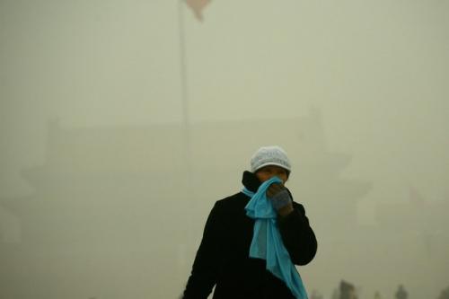 Из-за уровня загрязнения воздуха в Пекине, китайцы начали активно закупать в баллонах свежий воздух из Канады. 02