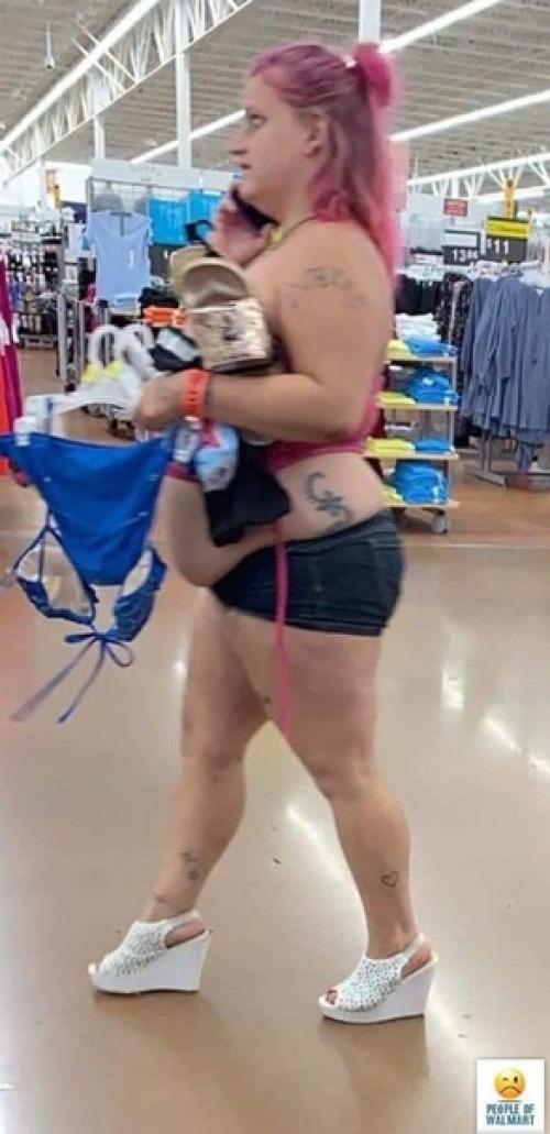 В России есть сообщества, посвященные беспощадной моде в метро. 04