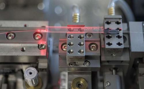 Физики установили рекорд, передавая квантовую информацию между электронами, находящимися на расстоянии 2 километров друг от друга.