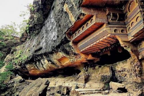 Пещеры Аджанты. Как говорят учёные, молоток и зубило. 03