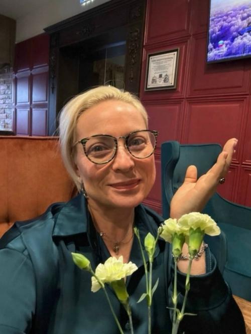 В день своего рождения Светлана Пермякова поделилась свежими снимками, продемонстрировав естественный внешний вид без макияжа. 01