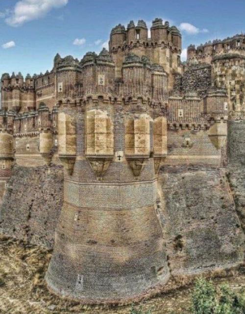 Замок кока - это замок, расположенный в городе и муниципалитете кока, автономном сообществе кастилия и Леон в центральной Испании.  