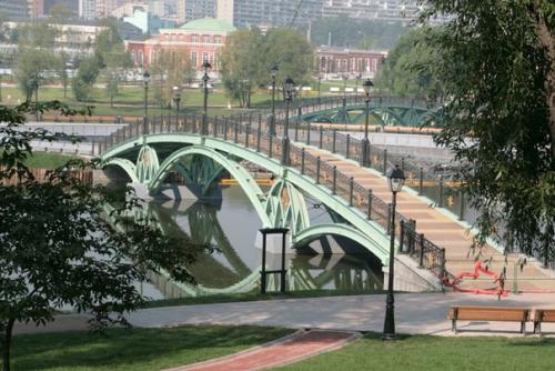 Аномалии царицыно.  Царицыно - дворцово-парковый ансамбль на юге Москвы; заложен по повелению императрицы Екатерины II в 1776 году. 01