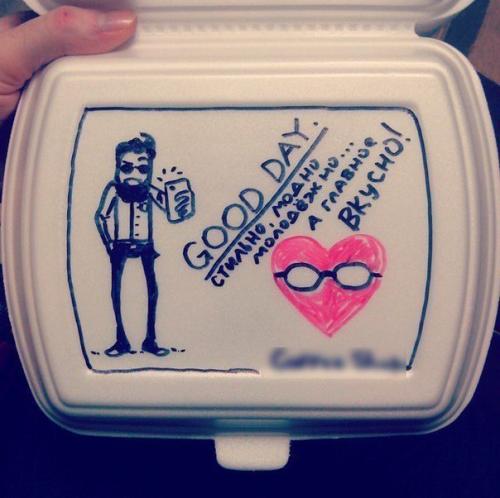 Работаю в кофейне.  Попросили написать Приятного Аппетита или приходите к нам ещё на ланчбоксах. 07