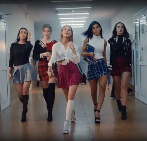 В свои 31 год Кристина асмус легко может сыграть девочку - подростка. 02