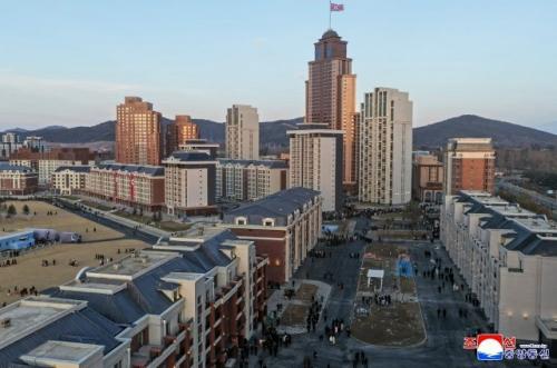 Ким Чен Ын открыл в Пхеньяне жилой квартал и новую улицу, названную в честь участников боевых действий в курской области. 03