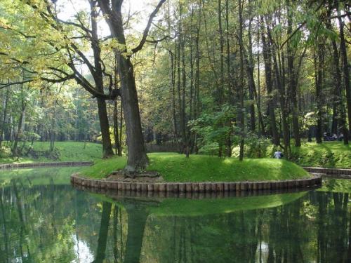 Аномалии царицыно.  Царицыно - дворцово-парковый ансамбль на юге Москвы; заложен по повелению императрицы Екатерины II в 1776 году. 03