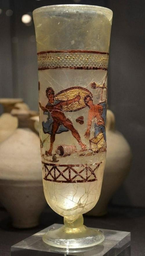 В 1991 году в Германии нашли удивительной красоты чашу с эмалевой росписью по стеклу, датируемую III веком. 
