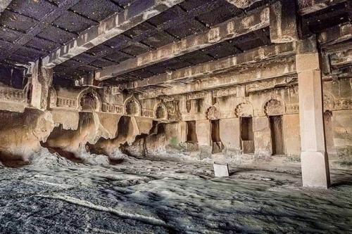 Пещеры Аджанты. Как говорят учёные, молоток и зубило. 01