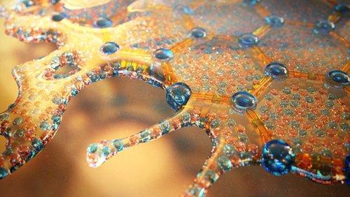 Ученые создали аналог черной дыры на чипе из графена и металла, который ведет себя подобно воде.