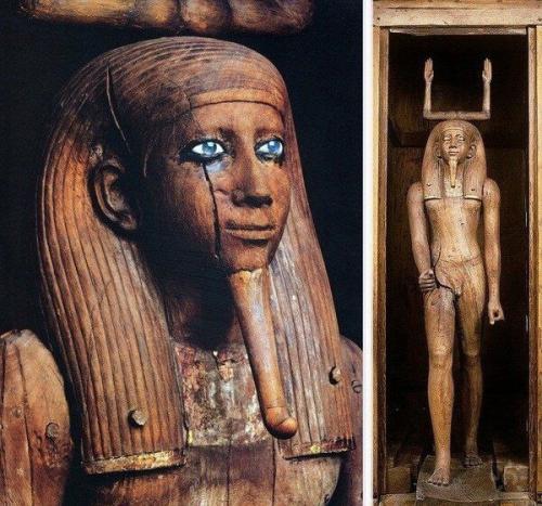 Подобные древние статуи с голубыми глазами были обнаружены во многих частях света, например, в Египте, Индии и южной Америке. 02