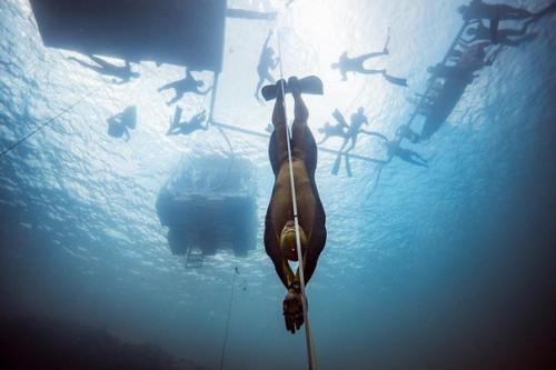 Алексей Молчанов установил новый мировой рекорд по погружению в ластах - 130 метров. 01