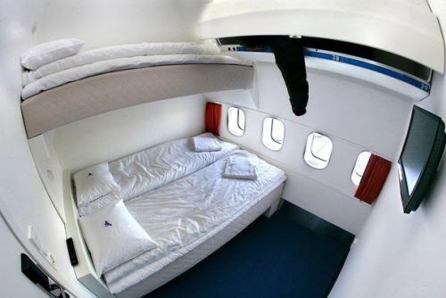 В стокгольмском аэропорту Arlanda находится необычный отель, устроенный на борту списанного боинга - 747. 08