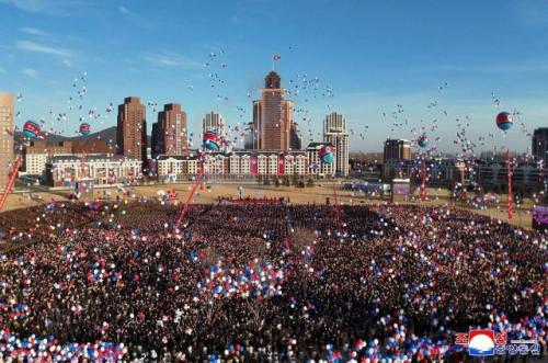 Ким Чен Ын открыл в Пхеньяне жилой квартал и новую улицу, названную в честь участников боевых действий в курской области. 04