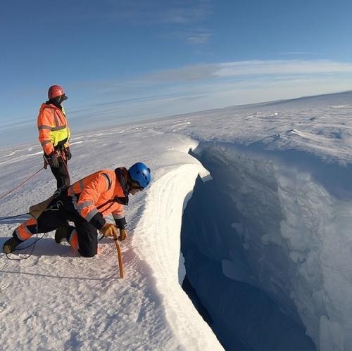 Ученые заявили, что в Антарктиде стремительно тает ледник Судного Дня. 02