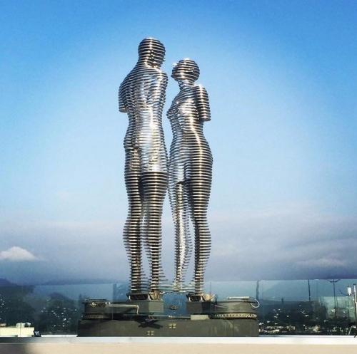 Ежедневно эти 8-метровые статуи проходят друг сквозь друга, символизируя трагическую историю любви.