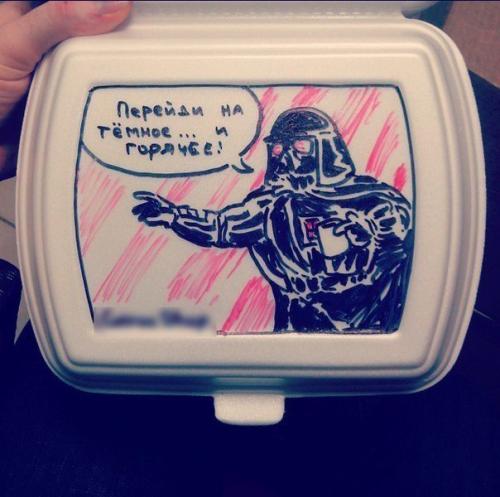 Работаю в кофейне.  Попросили написать Приятного Аппетита или приходите к нам ещё на ланчбоксах. 09